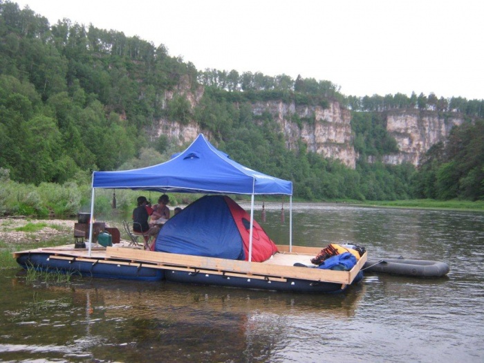 плот с шатром